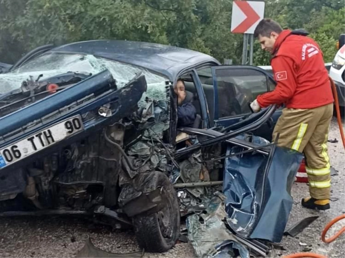 Balıkesir Gönen'de Tır ve Otomobil Kaza Yaptı, 3 Kişi Yaralandı