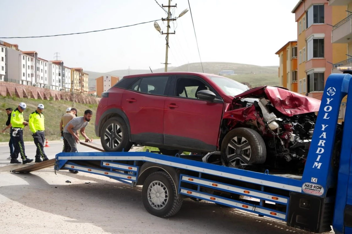 Bayburt'ta Otomobillerin Çarpıştığı Kaza Güvenlik Kamerasına Yansıdı