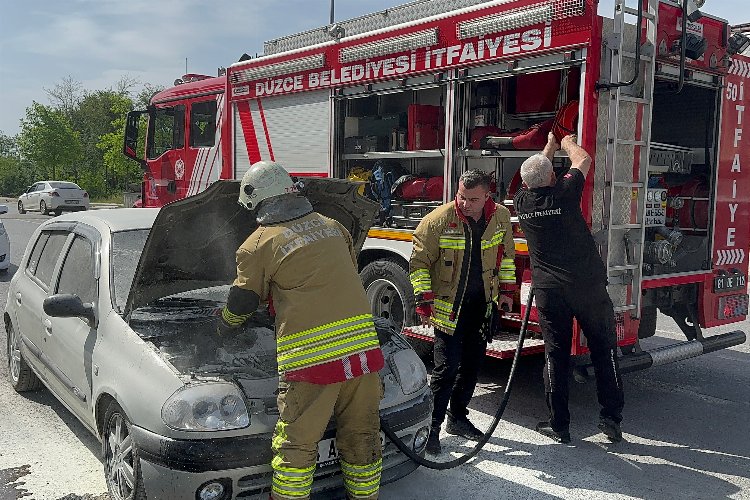 Düzce'de otomobil yangınına anında müdahale